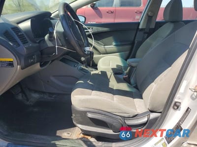 Zdjęcie 7 z 12 samochodu: 2016 KIA FORTE LX VIN:KNAFK4A63G5500078 - miniatura