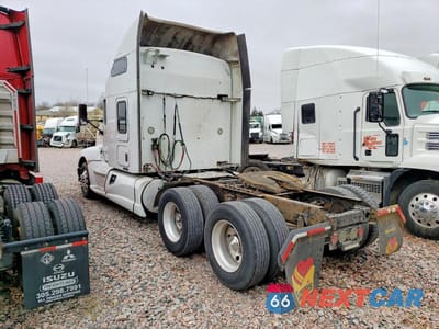 Trzecie zdjęcie samochodu z tyłu: 2013 KENWORTH T660 SEMI TRUCK VIN:1XKAD49X8DJ345636 - miniatura