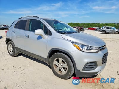 Czwarte zdjęcie samochodu z boku: 2018 CHEVROLET TRAX 1LT VIN:KL7CJLSB6JB728113 - miniatura