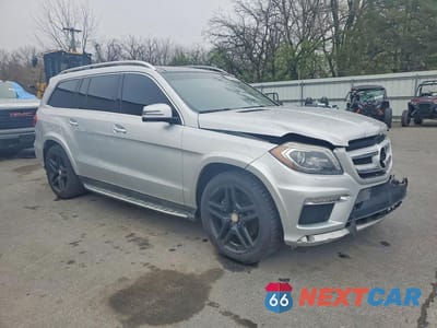 Czwarte zdjęcie samochodu z boku: 2016 MERCEDES-BENZ GL 550 4MATIC VIN:4JGDF7DE8GA648667 - miniatura