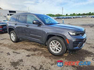 Czwarte zdjęcie samochodu z boku: 2025 JEEP GRAND CHEROKEE LAREDO VIN:1C4RJHAG2S8768078 - miniatura