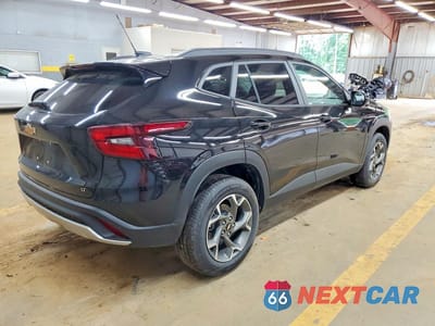 Trzecie zdjęcie samochodu z tyłu: 2026 CHEVROLET TRAX 1LT VIN:KL77LHEP0TC072181 - miniatura