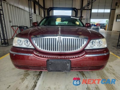 Piąte zdjęcie samochodu w środku: 2004 LINCOLN TOWN CAR EXECUTIVE VIN:1LNHM81W54Y644024 - miniatura