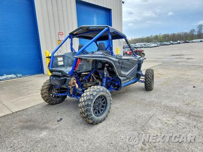 Czwarte zdjęcie samochodu z boku: 2021 HONDA TALON 1000 UTILITY VEHICLE VIN:1HFVE0578M4202344 - miniatura
