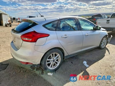 Trzecie zdjęcie samochodu z tyłu: 2016 FORD FOCUS SE VIN:1FADP3K22GL387565 - miniatura