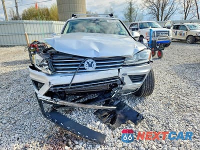 Piąte zdjęcie samochodu w środku: 2015 VOLKSWAGEN TOUAREG V6 VIN:WVGEF9BP7FD002831 - miniatura