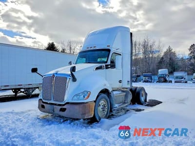 Zdjęcie 6 z 10 samochodu: 2016 KENWORTH T680 SEMI TRUCK VIN:1XKYA48X5GJ496690 - miniatura