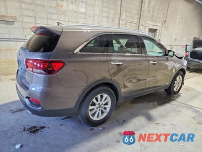 Trzecie zdjęcie samochodu z tyłu: 2019 KIA SORENTO VIN:5XYPGDA55KG529579 - miniatura