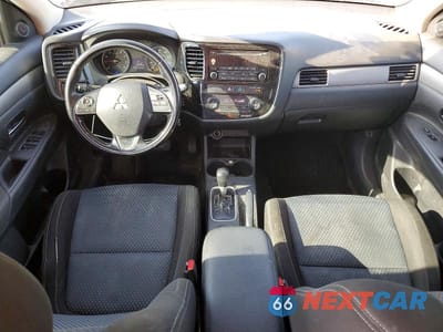 Zdjęcie 8 z 13 samochodu: 2016 MITSUBISHI OUTLANDER ES VIN:JA4AD2A36GZ045490 - miniatura