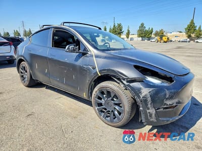 Czwarte zdjęcie samochodu z boku: 2021 TESLA MODEL Y VIN:5YJYGDEEXMF240688 - miniatura