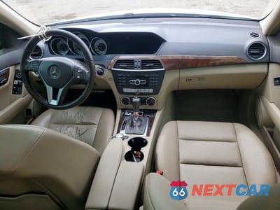 Zdjęcie 8 z 11 samochodu: 2014 MERCEDES-BENZ C 250 VIN:WDDGF4HB8EG256594 - miniatura