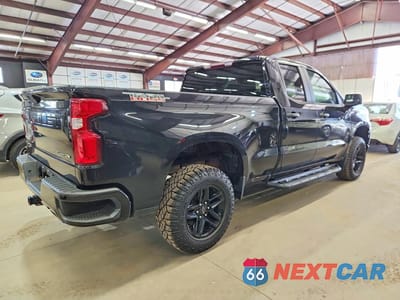 Trzecie zdjęcie samochodu z tyłu: 2019 CHEVROLET SILVERADO K1500 TRAIL BOSS CUSTOM VIN:1GCRYCEF8KZ212433 - miniatura