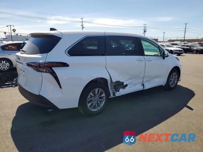 Trzecie zdjęcie samochodu z tyłu: 2026 TOYOTA SIENNA LE VIN:5TDKRKEC1TS301035 - miniatura