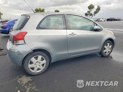 Trzecie zdjęcie samochodu z tyłu: 2010 TOYOTA YARIS BASE VIN:JTDJT4K36A5296592 - miniatura