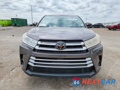 Piąte zdjęcie samochodu w środku: 2018 TOYOTA HIGHLANDER LE VIN:5TDZARFH3JS034471 - miniatura