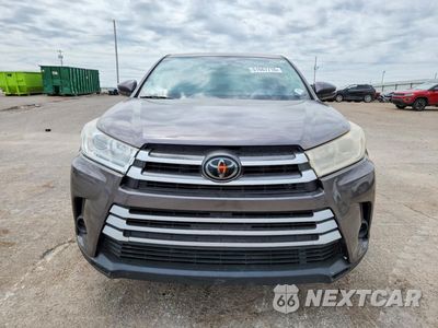 Piąte zdjęcie samochodu w środku: 2018 TOYOTA HIGHLANDER LE VIN:5TDZARFH3JS034471 - miniatura