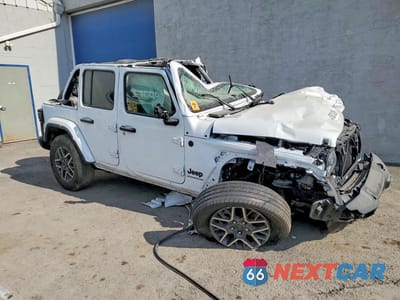 Czwarte zdjęcie samochodu z boku: 2025 JEEP WRANGLER SAHARA VIN:1C4PJXEN0SW500412 - miniatura