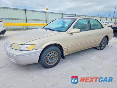 1998 TOYOTA CAMRY LE JT2BG22KXW0219449 - główne zdjęcie licytacji z USA - miniatura