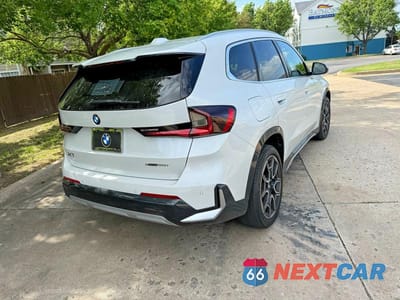 Czwarte zdjęcie samochodu z boku: 2023 BMW X1 XDRIVE28I VIN:WBX73EF07P5W12917 - miniatura