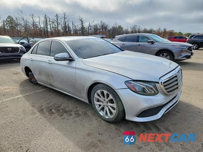 Czwarte zdjęcie samochodu z boku: 2017 MERCEDES-BENZ E 300 4MATIC VIN:WDDZF4KB3HA154144 - miniatura