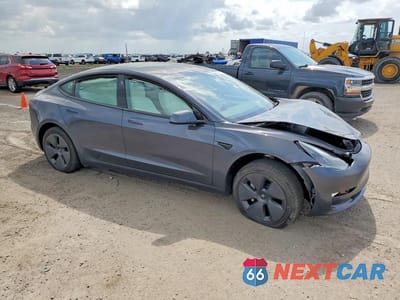 Czwarte zdjęcie samochodu z boku: 2023 TESLA MODEL 3 VIN:5YJ3E1EAXPF686565 - miniatura