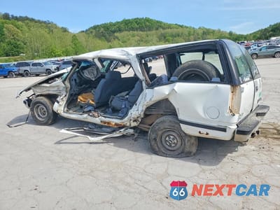 Drugie zdjęcie samochodu z przodu: 1996 CHEVROLET SUBURBAN C1500 VIN:3GNEC16RXTG152335 - miniatura