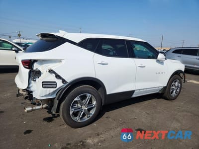 Trzecie zdjęcie samochodu z tyłu: 2025 CHEVROLET BLAZER 2LT VIN:3GNKBHR4XSS230039 - miniatura