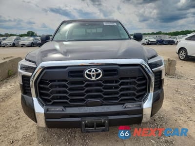 Piąte zdjęcie samochodu w środku: 2024 TOYOTA TUNDRA SR5 VIN:5TFLA5DA7RX135748 - miniatura
