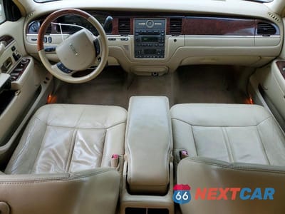 Zdjęcie 8 z 12 samochodu: 2009 LINCOLN TOWN CAR SIGNATURE LIMITED VIN:2LNHM82V59X621596 - miniatura
