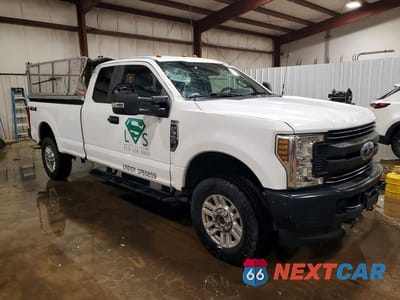 Czwarte zdjęcie samochodu z boku: 2019 FORD F350 SUPER DUTY VIN:1FT8X3B69KEF94868 - miniatura