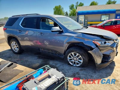 Czwarte zdjęcie samochodu z boku: 2021 CHEVROLET TRAVERSE LT VIN:1GNEVGKW9MJ160550 - miniatura