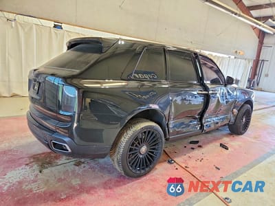 Trzecie zdjęcie samochodu z tyłu: 2023 ROLLS-ROYCE CULLINAN VIN:SLATV4C09PU218255 - miniatura