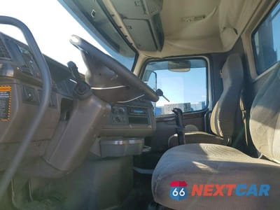 Piąte zdjęcie samochodu w środku: 2014 VOLVO VNL SEMI TRUCK VIN:4V4NC9EG9EN169259 - miniatura