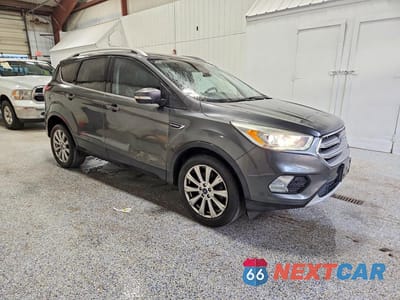 Czwarte zdjęcie samochodu z boku: 2017 FORD ESCAPE TITANIUM VIN:1FMCU9J9XHUC57797 - miniatura