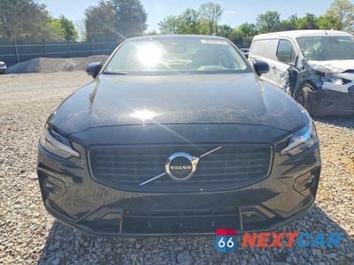 Piąte zdjęcie samochodu w środku: 2022 VOLVO S60 B5 MOMENTUM VIN:7JRL12TZ3NG192059 - miniatura