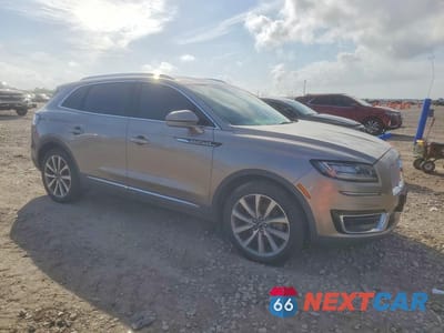Czwarte zdjęcie samochodu z boku: 2019 LINCOLN NAUTILUS SELECT VIN:2LMPJ6K92KBL18911 - miniatura
