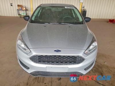 Piąte zdjęcie samochodu w środku: 2018 FORD FOCUS S VIN:1FADP3E26JL278934 - miniatura