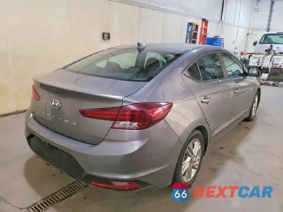 Trzecie zdjęcie samochodu z tyłu: 2019 HYUNDAI ELANTRA SEL VIN:5NPD84LF8KH462040 - miniatura