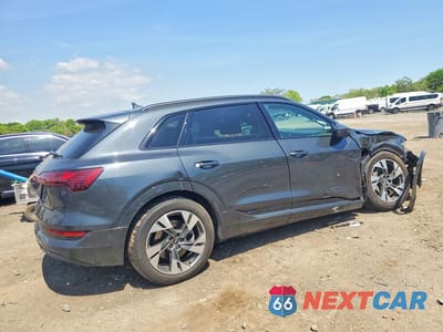 Trzecie zdjęcie samochodu z tyłu: 2022 AUDI E-TRON PREMIUM VIN:WA1AAAGE0NB009960 - miniatura