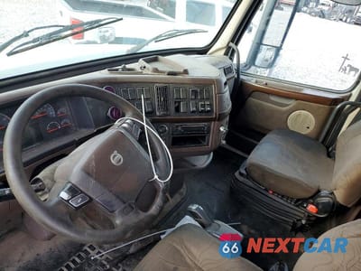 Piąte zdjęcie samochodu w środku: 2014 VOLVO VNL SEMI TRUCK VIN:4V4NC9EH7EN172296 - miniatura
