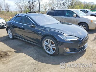 Czwarte zdjęcie samochodu z boku: 2015 TESLA MODEL S VIN:5YJSA1E27FF119731 - miniatura