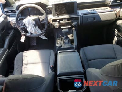 Zdjęcie 8 z 13 samochodu: 2025 TOYOTA TACOMA SR5 VIN:3TMLB5JN6SM095002 - miniatura