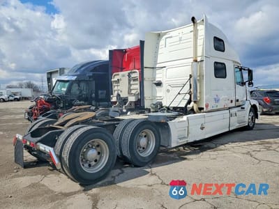 Czwarte zdjęcie samochodu z boku: 2004 VOLVO VNL SEMI TRUCK VIN:4V4NC9TH24N362444 - miniatura