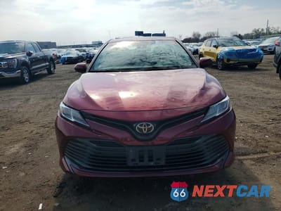 Piąte zdjęcie samochodu w środku: 2018 TOYOTA CAMRY LE VIN:4T1B11HK6JU548205 - miniatura