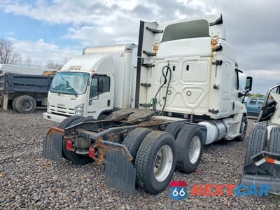 Czwarte zdjęcie samochodu z boku: 2018 FREIGHTLINER CASCADIA 125 SEMI TRUCK VIN:1FUJGLDV8JLKC7089 - miniatura