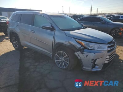 Czwarte zdjęcie samochodu z boku: 2017 TOYOTA HIGHLANDER XLE VIN:5TDJZRFH0HS377612 - miniatura