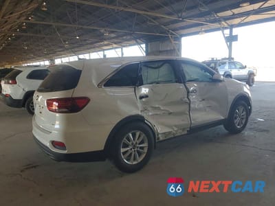 Trzecie zdjęcie samochodu z tyłu: 2020 KIA SORENTO LX V6 VIN:5XYPG4A50LG622432 - miniatura