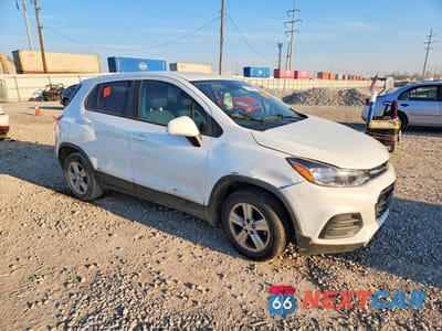 Czwarte zdjęcie samochodu z boku: 2020 CHEVROLET TRAX LS VIN:KL7CJKSB5LB321686 - miniatura