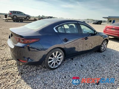 Trzecie zdjęcie samochodu z tyłu: 2021 MAZDA 3 SELECT VIN:JM1BPABL4M1329897 - miniatura