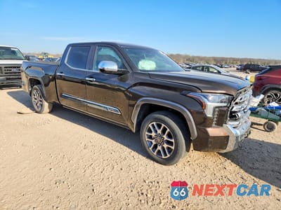 Czwarte zdjęcie samochodu z boku: 2024 TOYOTA TUNDRA 1794 EDITION VIN:5TFMA5EC5RX032669 - miniatura